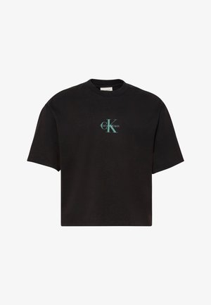 T-shirt nera corta con maniche corte e un piccolo logo "Calvin Klein" turchese al centro del petto.