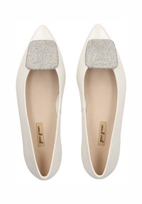 Bailarinas blancas con diseño de punta puntiaguda, que presentan un adorno cuadrado plateado en la parte delantera. Material de cuero liso.