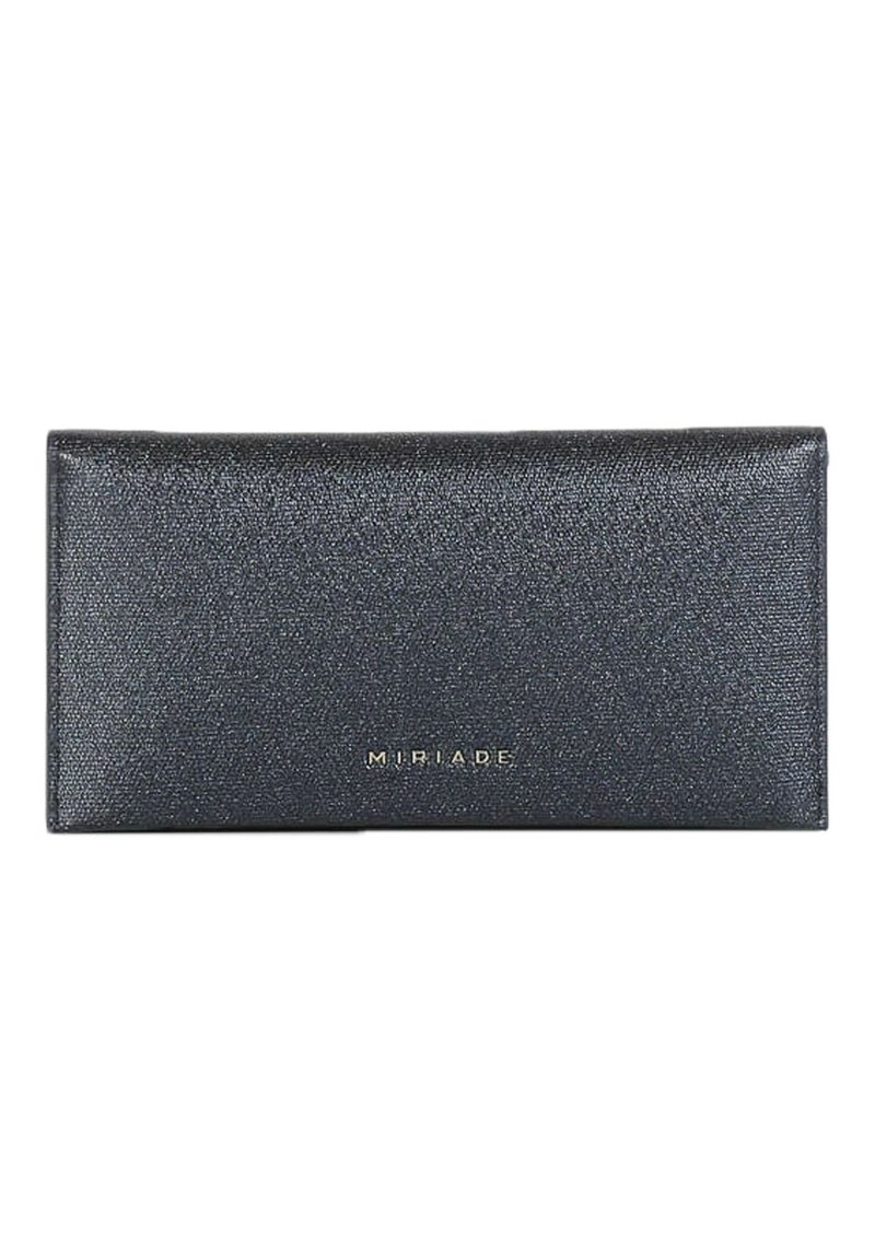 Cartera de cuero negro con un acabado texturizado, que presenta el nombre de la marca en relieve dorado. Forma rectangular con un diseño suave y elegante.