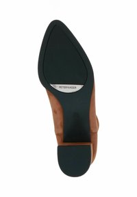 Bruine suède hoge hak schoenen met een spitse neus. Zwarte rubberen basis en zilveren branding. Heeft een gestructureerd oppervlak en hak.