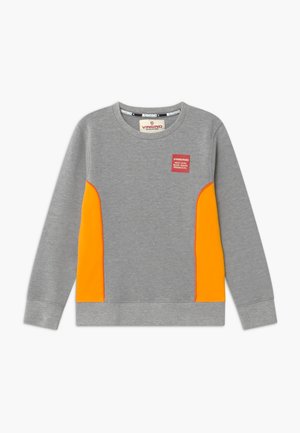 Graues langärmliges Sweatshirt mit leuchtend orangefarbenen Seitenpaneelen und einem kleinen roten Logopatch auf der linken Brust.