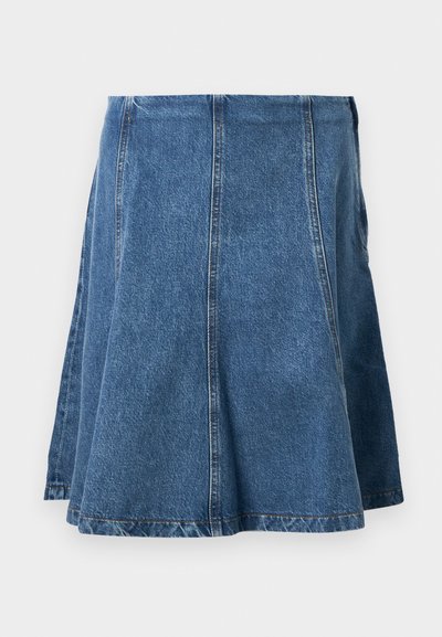 Jupe en denim bleu moyen avec une forme évasée, présente des coutures visibles, une taille, et un ourlet qui se courbe subtilement en bas.