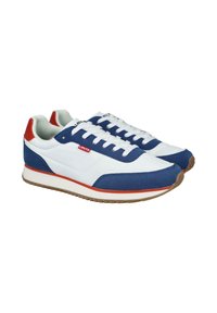 Zapatillas azul y blancas con acentos rojos, hechas de gamuza y materiales sintéticos, con un diseño de cordones y una suela de goma texturizada.