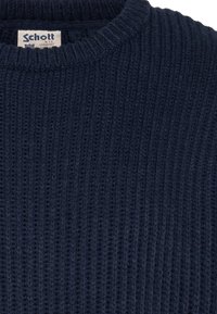 Granatowy prążkowany sweter z dzianiny o okrągłym dekolcie, z teksturowanym wykończeniem i metką naszytą przy szyi.