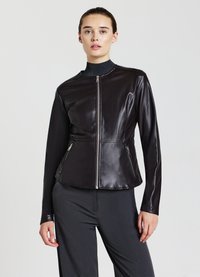 Veste en cuir noir avec une finition brillante, fermeture éclair à l'avant et deux poches latérales. Présente un col arrondi et une coupe ajustée.