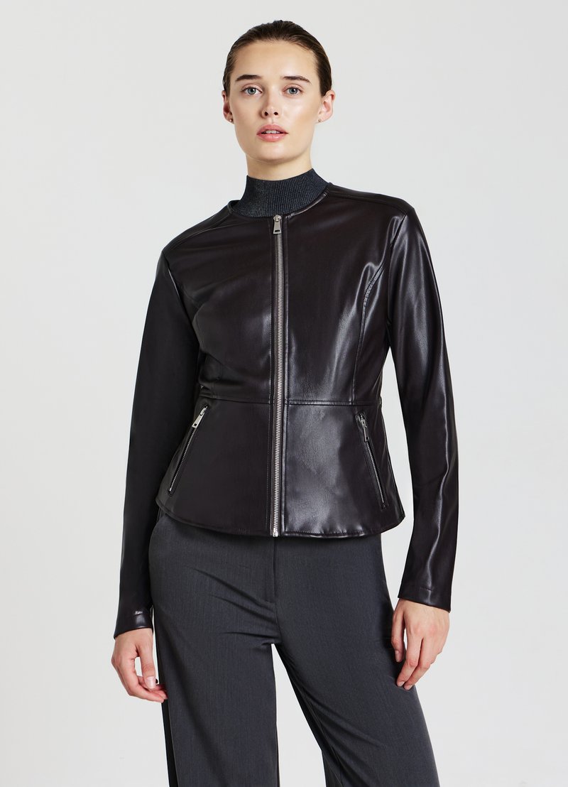 Veste en cuir noir avec une finition brillante, fermeture éclair à l'avant et deux poches latérales. Présente un col arrondi et une coupe ajustée.