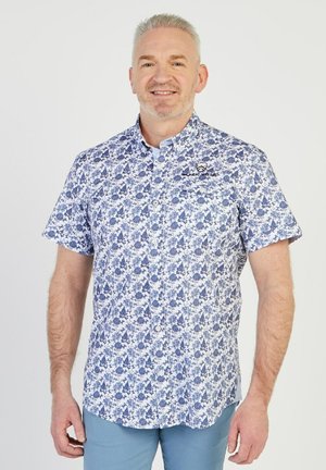 Chemise à manches courtes avec un motif floral bleu sur fond blanc, dotée d'un col boutonné et d'un logo sur la poitrine.