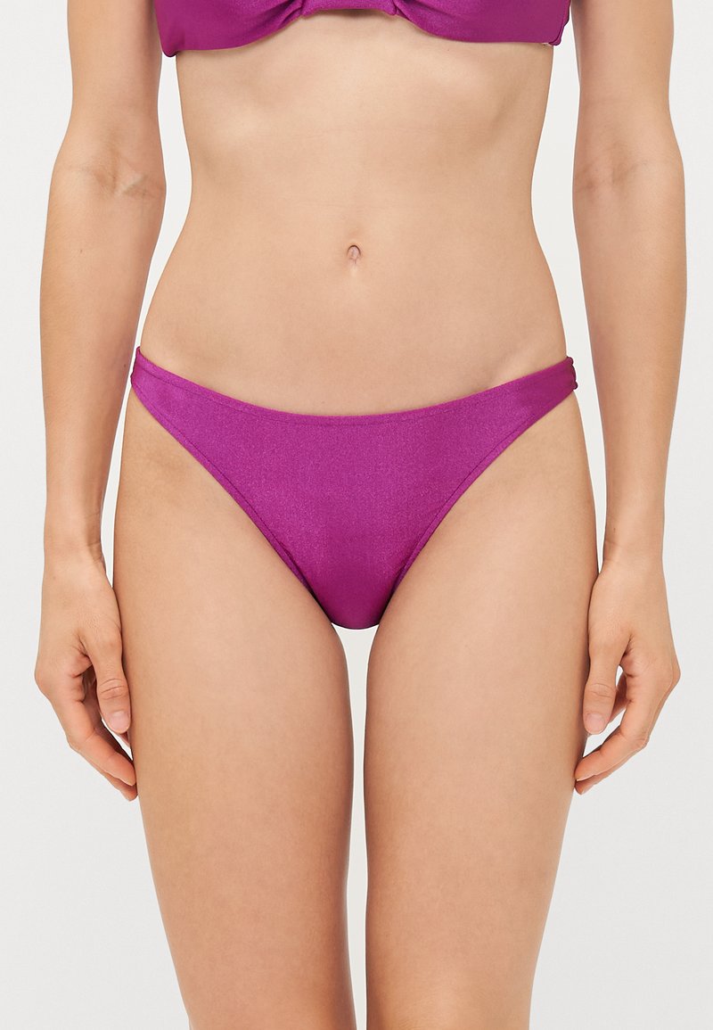Lilla bikinitrusser i et blankt, glattere stoff. Har et lavt livdesign med smale sidestriper og minimal dekning.