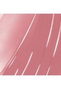 Vernis à ongles rose brillant étalé en coups lisses et courbés avec des reflets lumineux créant des éclaircies sur la surface.