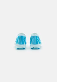 Las botas de fútbol azul y blancas cuentan con una parte superior sintética suave, una marca prominente en el talón y tacos azules para mayor agarre.
