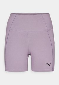 Fioletowe szorty sportowe wykonane z elastycznego materiału. Posiadają wysoki pas i czarne logo Puma z boku. Gładka tekstura i dopasowany krój.