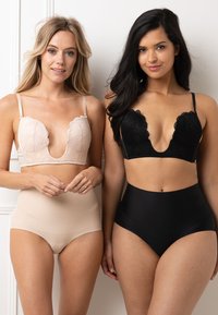 Twee vrouwen staan zij aan zij, gekleed in kanten plungebeha's en naadloze, taillehoge ondergoed in nude en zwarte kleuren.