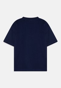 Camiseta de algodón azul marino con mangas cortas, escote redondo y dobladillo recto. La tela tiene una textura suave y un diseño minimalista.
