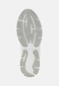 Hvid sneakersål med et indviklet træk mønster, der har flere diamantformede knopper og glatte sektioner for greb og stabilitet.