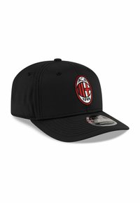 Schwarze Baseballmütze aus Stoff mit einem gestickten roten und weißen ACM-Logo auf der Vorderseite. Vorgebogenes Schild mit Nähdetail.