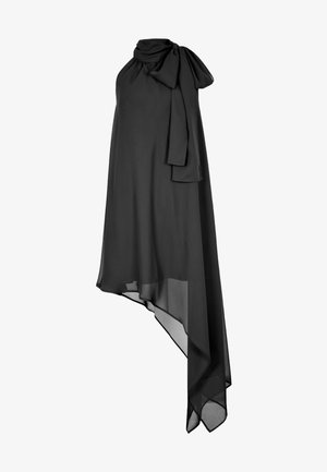 Czarna asymetryczna sukienka z lekkiego materiału, z wysokim dekoltem i detalem w postaci kokardy na jednym ramieniu. Dół sukienki jest o nierównych długościach.