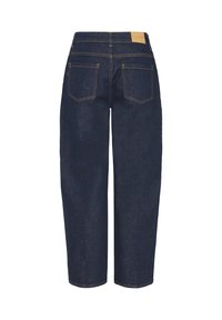 Donkerblauwe denim jeans met een losse pasvorm, voorzien van twee achterzakken en een tan label op de tailleband. Eenvoudige stikseldetails overal.