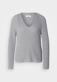 Pull en V tricoté gris clair avec manches longues, texture côtelée et silhouette ajustée.
