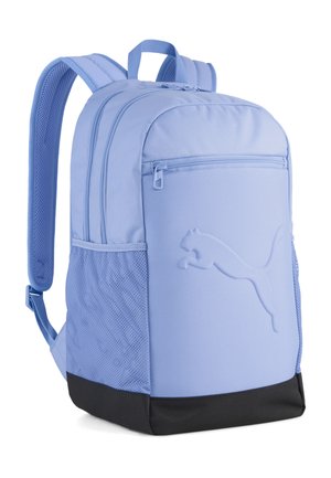 Vaaleansininen reppu, jossa pehmustetut olkahihnat, etutasku vetoketjulla, verkkosivutaskut, musta pohja ja kohokuvioitu Puma-logo etupaneelissa.