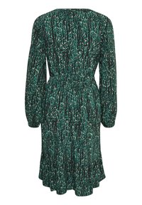 Rochie cu model verde, cu mâneci lungi, talie elastică și margine evazată. Țesătura prezintă o combinație de nuanțe de verde închis, negru și alb.