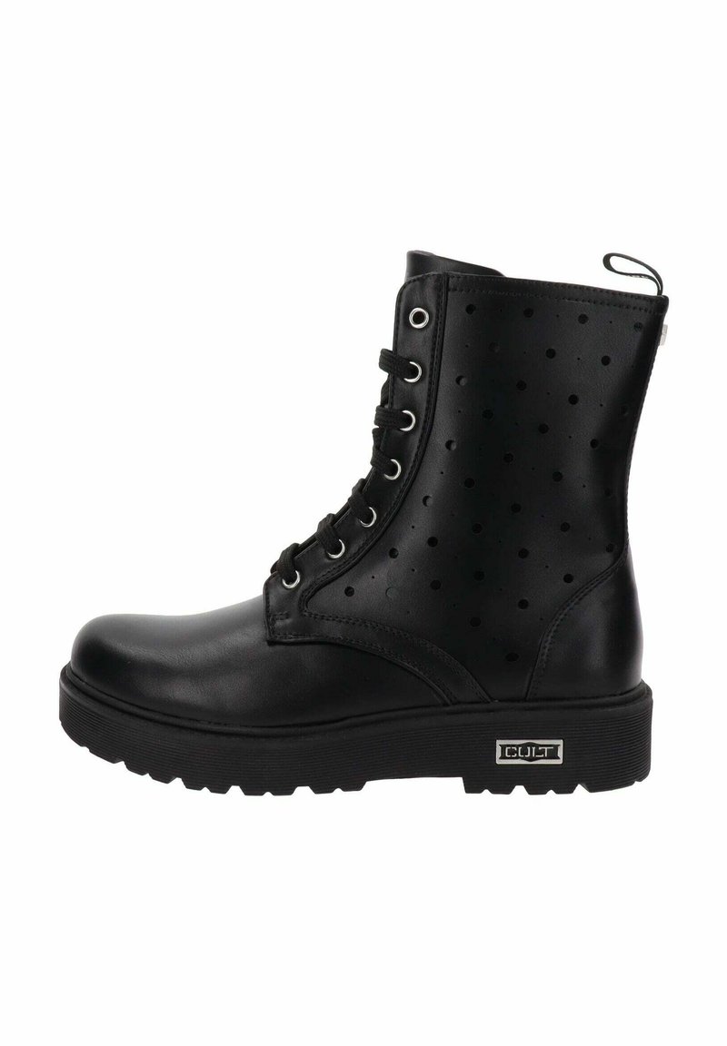 Botas negras hasta el tobillo con un acabado de cuero brillante, con detalles perforados, suela gruesa y cierre de cordones con ojales de metal.