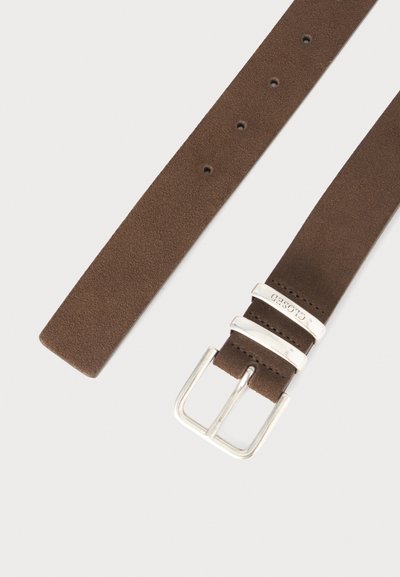 Ceinture en cuir suédé marron avec boucle rectangulaire argentée et deux passants, dont l'un est gravé du mot "CLOSED" sur un fond uni.
