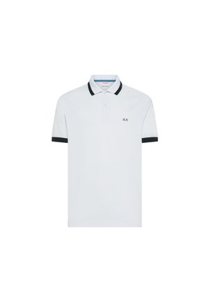 Polo bianca a maniche corte con colletto nero e bordi delle maniche neri, chiusura con due bottoni e piccolo logo nero sul petto a sinistra.