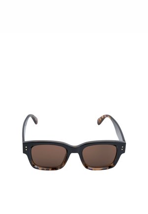 Rechthoekige zonnebril met zwarte en schildpadkleurige monturen en bruin getinte glazen, gefotografeerd van voren tegen een witte achtergrond.