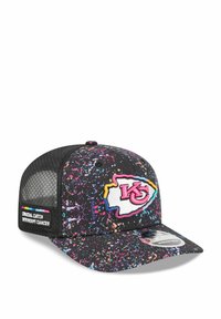 Schwarze Kappe mit buntem Spritzdesign, ausgestattet mit einem gestickten "KC"-Logo und einem Mesh-Rücken. Enthält ein "Crucial Catch"-Label.