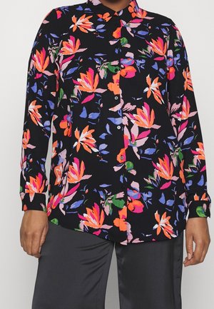 Sort knap-op-skjorte med blomstermønster i orange, pink, lilla og grøn. Lange ærmer med knapmanchetter, glat stoftekstur.
