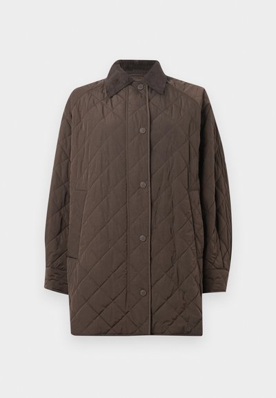 Casaco marrom acolchoado com fecho de botões, gola canelada e mangas longas. Apresenta costuras diagonais e bolsos laterais.