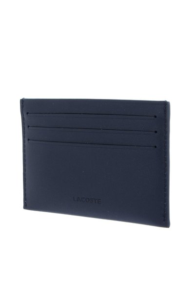 Porte-cartes en cuir bleu marine avec quatre emplacements pour cartes et logo en relief, doté d'une texture lisse et de coutures renforcées sur les bords.
