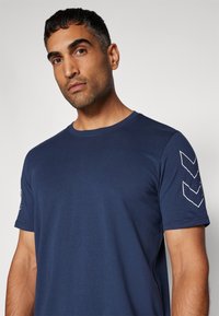 Hummel ELEMENTAL CHEVRON - Trükipildiga T-särk - dress blues