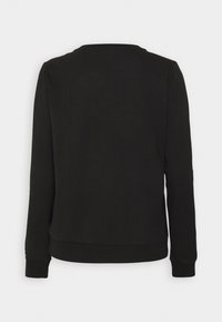 Sudadera negra de manga larga, con un cuello redondo y tela texturizada. El dobladillo y los puños son ajustados. Color liso y uniforme sin estampados.