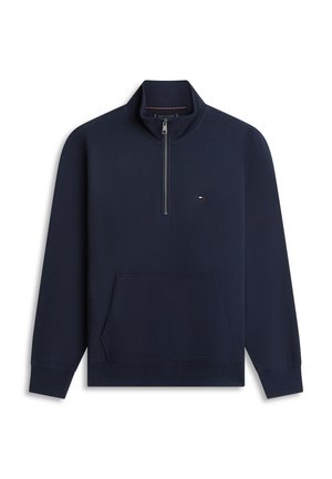 Marineblauwe trui met een kwart-ritssluiting, voorzak in kangoeroestijl, geribbelde manchetten en een klein rood, wit en blauw logo op de borst.