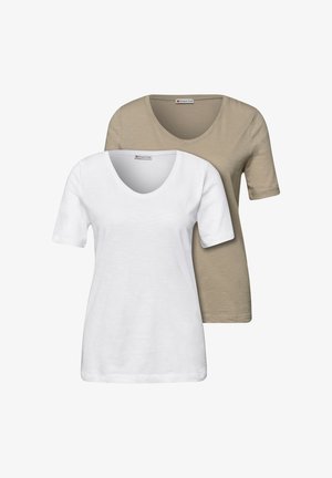 To korteærmede kvindelige t-shirts med rund halsudskæring, én i hvid forrest og én beige bagved.
