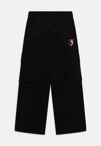 Schwarze Cargo-Hose aus weichem Stoff, mit mehreren Taschen, einem elastischen Bund und einem pinken Logo auf der Vorderseite. Lockerer Schnitt.