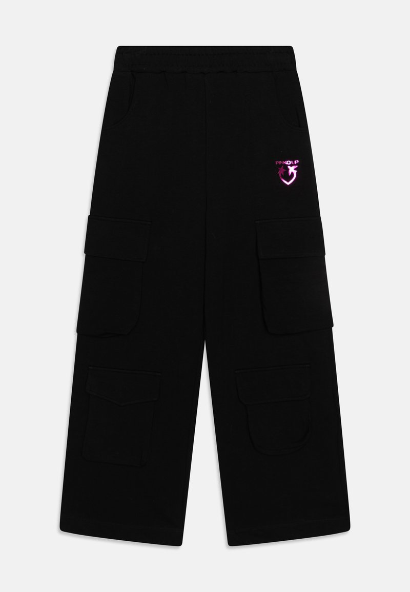 Schwarze Cargo-Hose aus weichem Stoff, mit mehreren Taschen, einem elastischen Bund und einem pinken Logo auf der Vorderseite. Lockerer Schnitt.