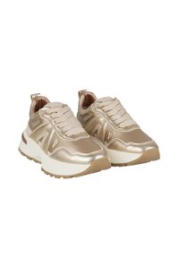 Chunky beige en metallic gouden sneakers met dikke witte zolen en beige veters, schuin zijaanzicht op een effen witte achtergrond.