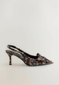 Pump slingback con stampa leopardo, punta affilata, dettaglio a fiocco sul collo del piede e tacco sottile. Tessuto liscio, tonalità di nero e marrone.