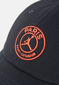 Nike Performance U J CLUB CAP S CB PARIS ST GERMAIN - Equipación de clubes - off noir/sail/infrared 23
