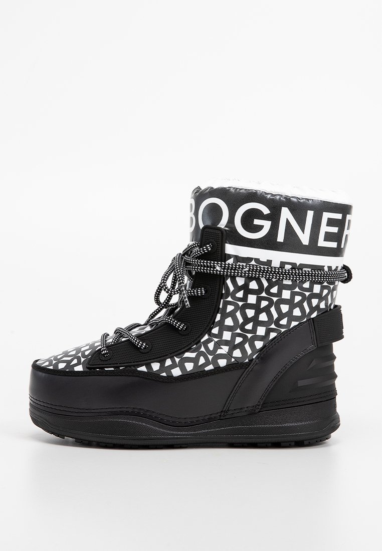 Schwarz-weißer Winterstiefel mit gemustertem Obermaterial, dicker Sohle, Schnürung vorne und "BOGNER"-Markierung an den gepolsterten Knöcheln.