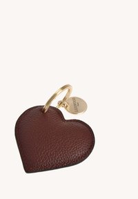 Porte-clés en cuir marron en forme de cœur avec une surface texturée, attaché à un anneau en métal doré et un détail de matériel circulaire gravé.