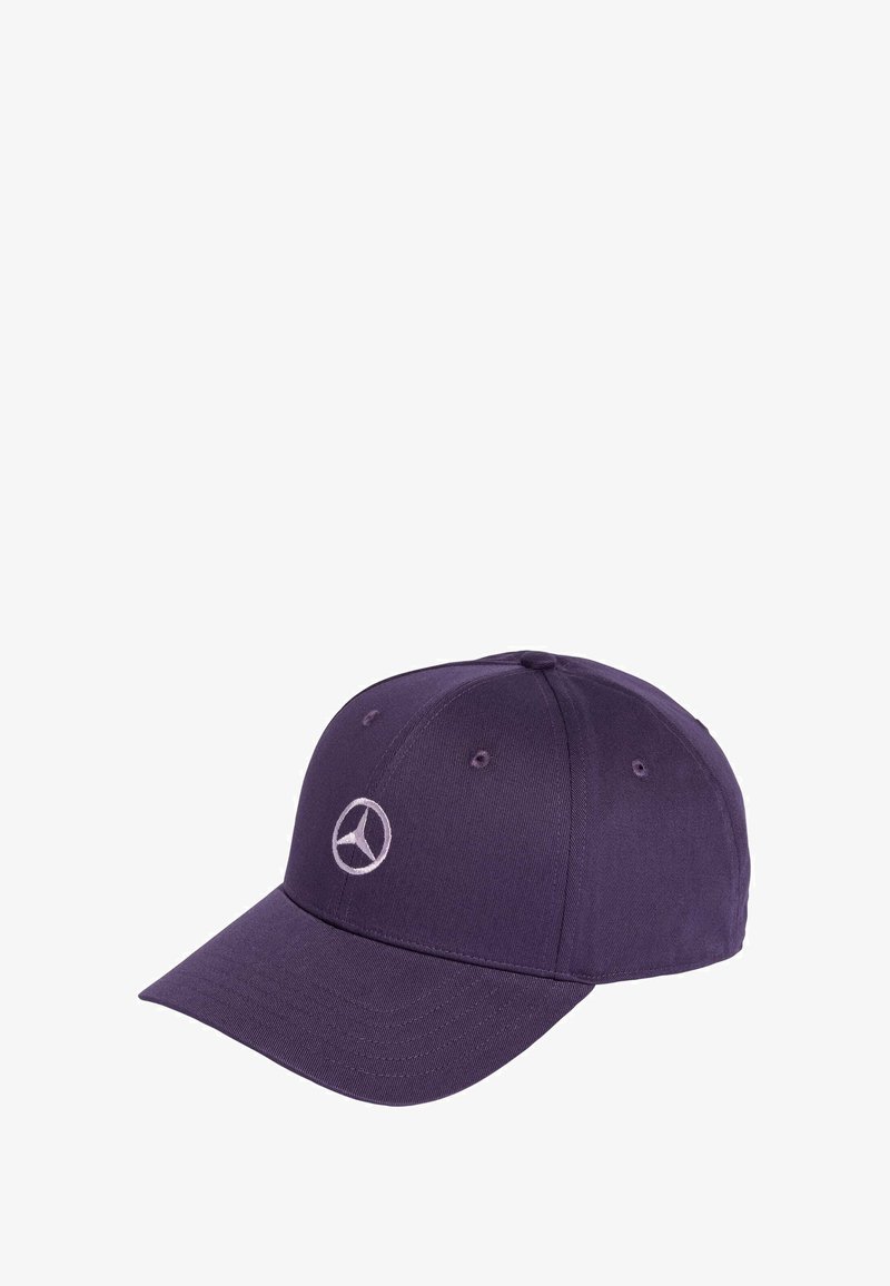 Gorra de béisbol morada hecha de una mezcla de algodón, con un logo de Mercedes bordado en la parte delantera, visera curva y ojales ventilados.