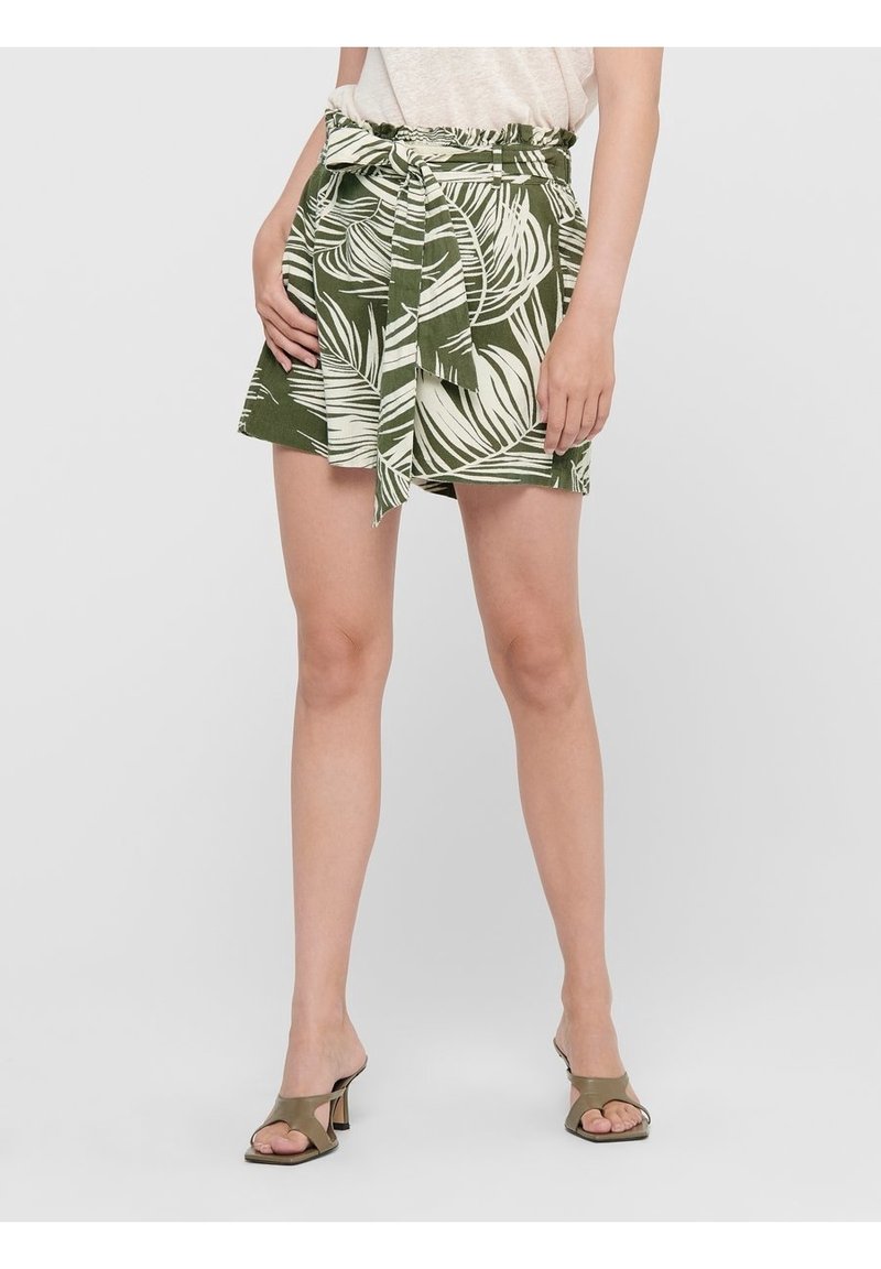 Pantaloni corti verdi con un motivo a foglia, dotati di una vita arricciata e una cintura legata. Texture liscia, lunghezza media, abbinati a tacchi oliva.