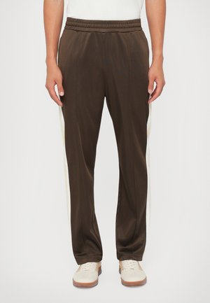 RUNNING DOG PLEATED TRACK PANT - Trainingsbroek - brown