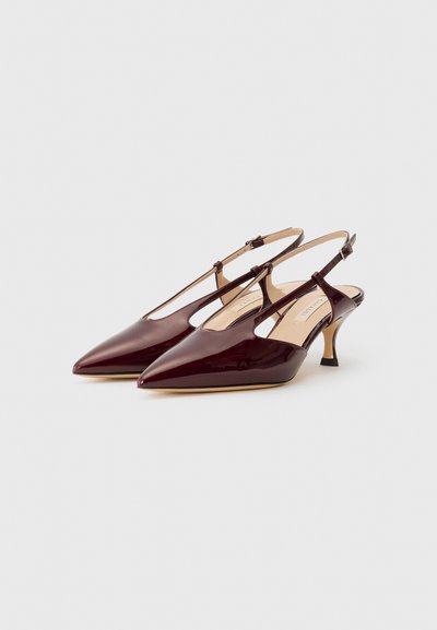 Burgundy patenterade läderklackar med slingback, spetsig tå, tunn rem och en liten stilettklack. Slät textur med subtil glans.