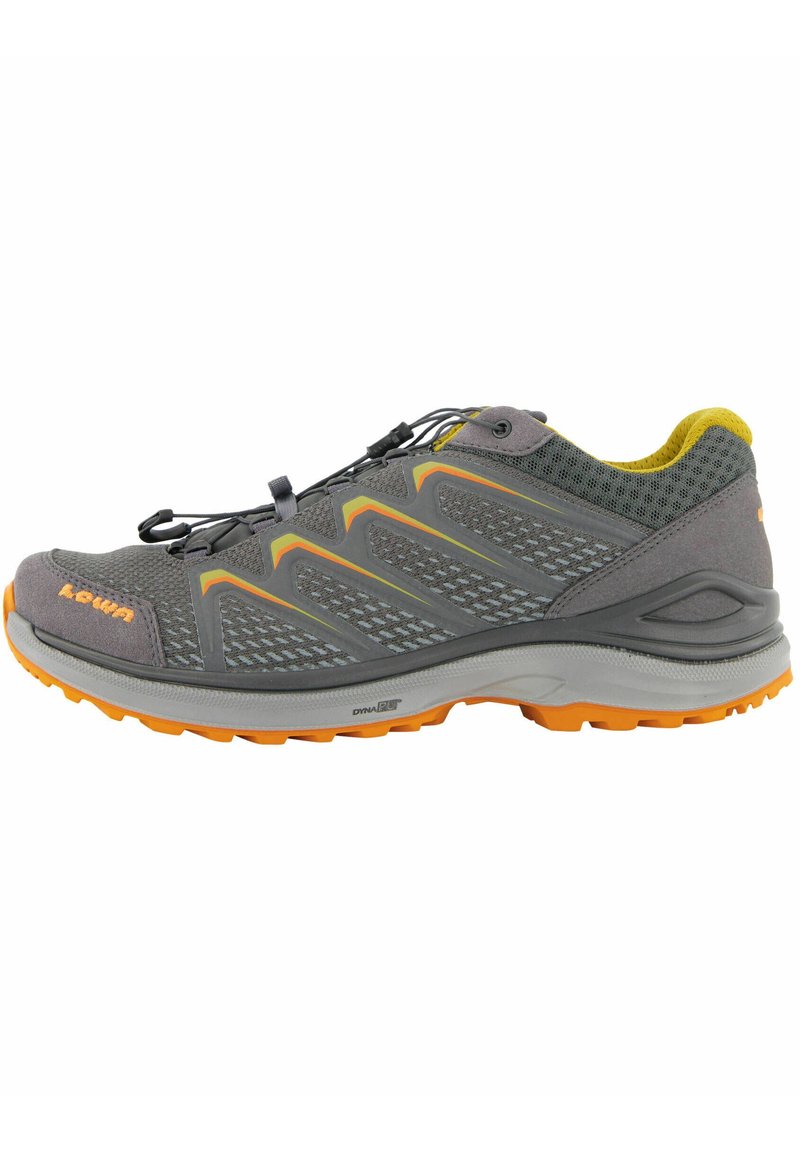 Grauer Sportschuh mit einem Netz-Obermaterial, orangefarbenen Akzenten und einer strukturierten Sohle. Verfügt über elastische Schnürsenkel und eine verstärkte Ferse für Stabilität.