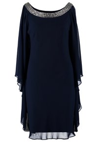 Robe bleu marine avec un décolleté bateau, ornementée de garniture argentée, et des manches légères et fluides, présentant une silhouette ajustée et un ourlet superposé.