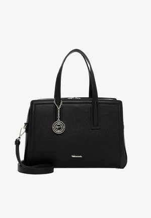 Sort lædertaske med struktur, to håndtag, en aftagelig skulderrem, sølvlynlås og en rund sølvvedhæng, der hænger fra det ene håndtag.